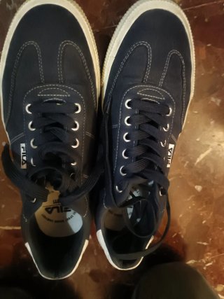 Zapatillas Fila azules y blancas