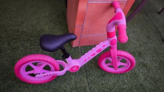 Bicicleta sin pedales rosa infantil