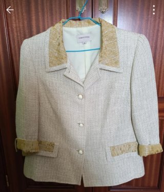 Elegante chaqueta beige y dorada Talla XL. 46.