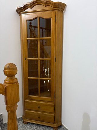 Rinconera de madera con vitrina