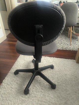 Silla de escritorio estrecha gris.