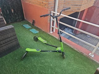 Patinete verde de doble plataforma