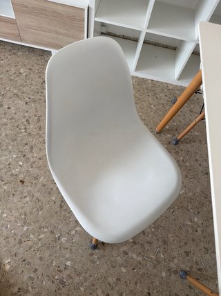 Mesa comedor y 4 sillas blancas