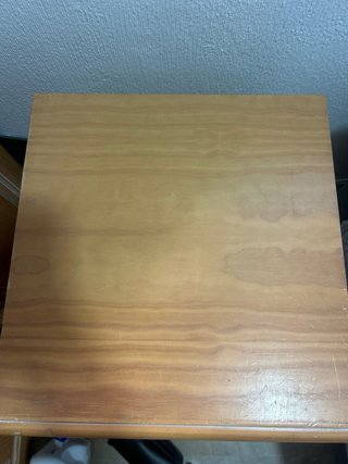 Mueble de madera con detalles blancos
