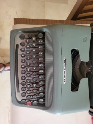 Máquina de escribir Olivetti Studio 44