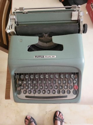 Máquina de escribir Olivetti Studio 44