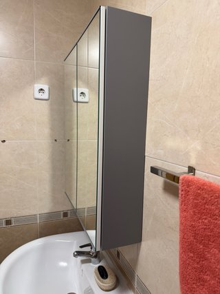 Mueble de baño gris y blanco