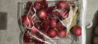 Bolas y estrella de Navidad rojas y doradas