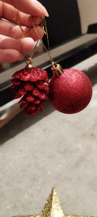 Bolas y estrella de Navidad rojas y doradas