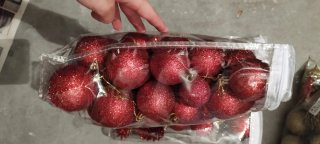Bolas y estrella de Navidad rojas y doradas