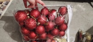 Bolas y estrella de Navidad rojas y doradas