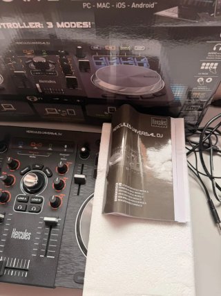Controladora DJ Hercules Universal DJ