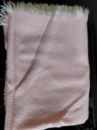 Manta fina bebé rosa con flecos