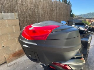 Yamaha Tricity 300 con maleta