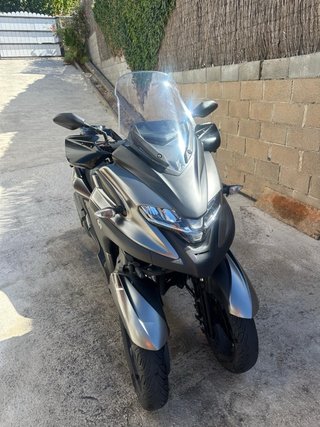 Yamaha Tricity 300 con maleta
