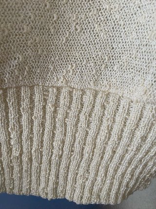 Jersey beige y blanco con pedrería