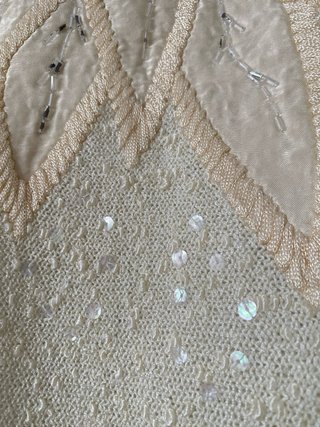 Jersey beige y blanco con pedrería