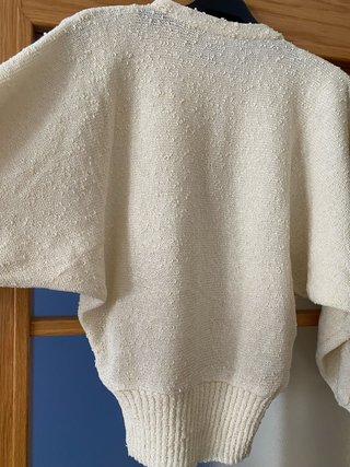 Jersey beige y blanco con pedrería