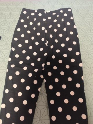 Pantalón negro lunares blancos