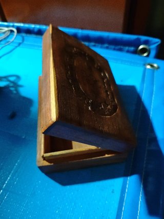 Caja de madera tallada