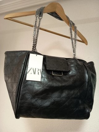 Bolso Zara negro acolchado con cadena