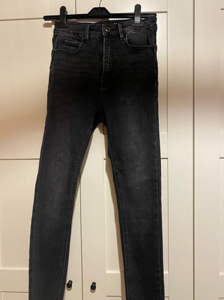 Pantalones vaqueros negros ajustados