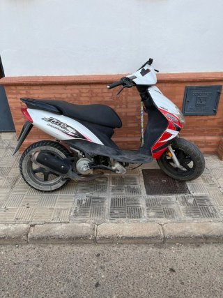 Yamaha Jog RR Roja y Blanca