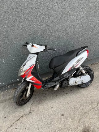 Yamaha Jog RR Roja y Blanca