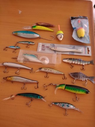 Lote 15 señuelos pesca y 2 flotadores