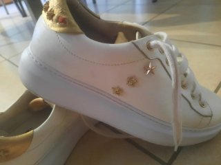 Sneakers bianche con dettagli oro