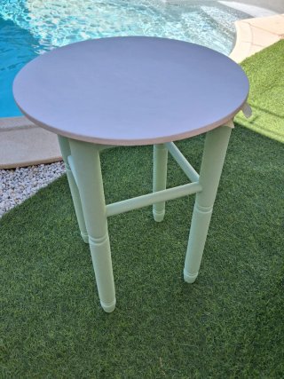 Conjunto mesa redonda y puerta decorativa