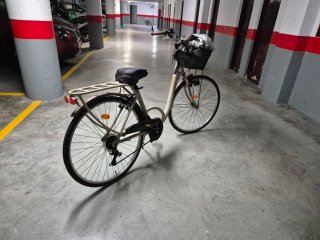 Bicicleta de paseo color crema