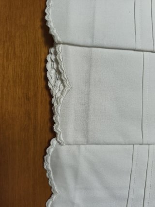 Set di lenzuola bianche con pizzo