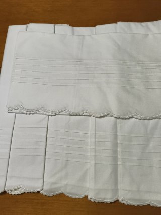 Set di lenzuola bianche con pizzo