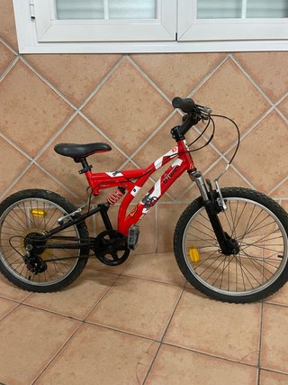 Bicicleta infantil roja