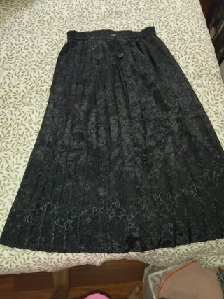 Falda negra plisada con botones