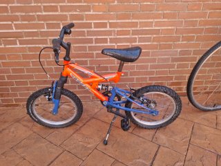 Bicicleta infantil naranja y azul
