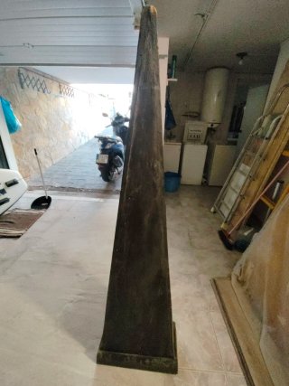 Pirámide decorativa de madera tallada