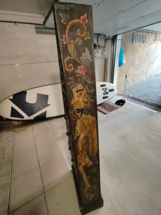 Pirámide decorativa de madera tallada