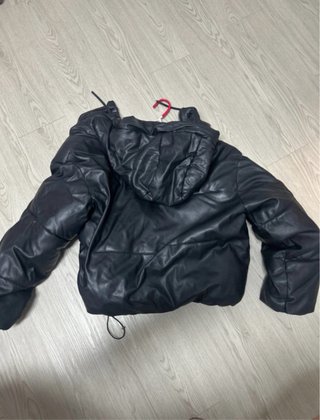 Chaqueta acolchada negra con capucha