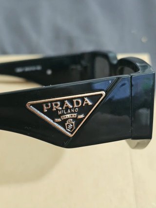 Gafas de sol Prada Triángulo Negro Dorado