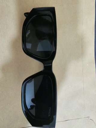 Gafas de sol Prada Triángulo Negro Dorado