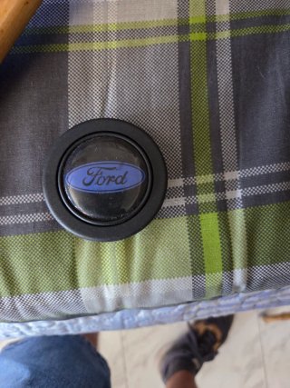 Bocina Ford para volante desplazado