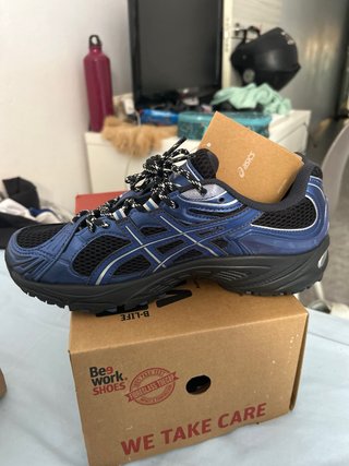 Zapatillas ASICS azules y negras