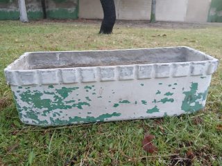 Jardinera de piedra blanca y verde