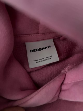 Sudadera rosa con letras moradas