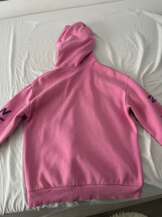 Sudadera rosa con letras moradas