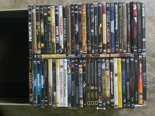 Maleta con 60 DVDs