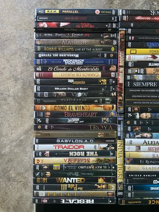 Maleta con 60 DVDs