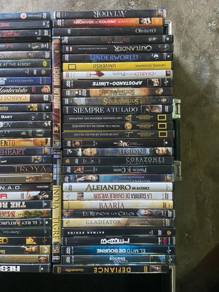 Maleta con 60 DVDs